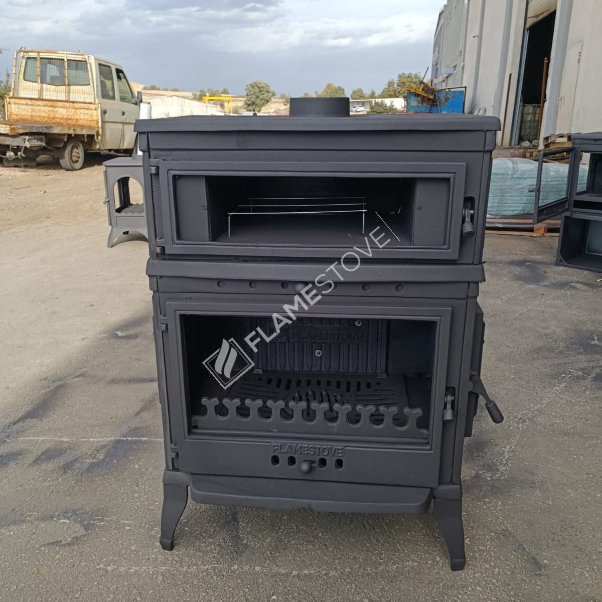 Sobă Verticală din Fontă FS-044YK, Stil Retro, 13 kW - Eficiență Maximă cu Sticlă Schott Robax și Termostat