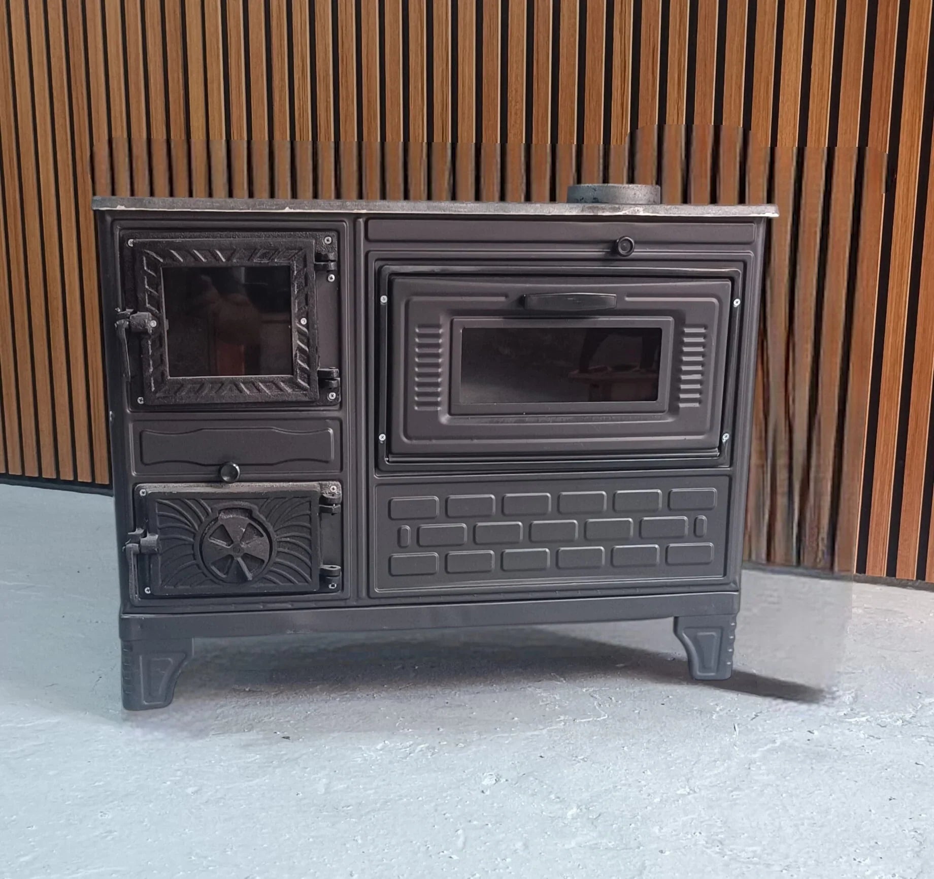 40cm Aragaz pe Lemne cu Plită din Sticlă și Uși din Fontă - Eficiență și Eleganță