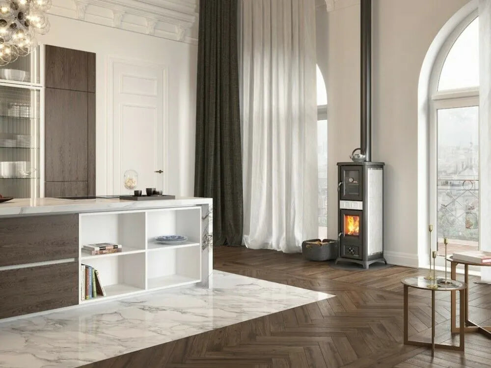 Sobă pe lemne Nordica GEMMA FORNO 5.0 cu cuptor, 7,3 kW, 209 m³ spațiu încălzit, ceramica alba