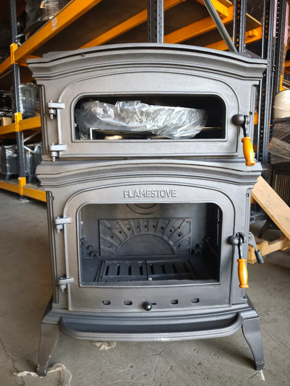 Șemineu Premium din Fontă ALTARA LUX FS-034-YKAK cu Tăviță de Cenușă Inferioară și Ușă Laterală - Eficiență Energetică Clasa A