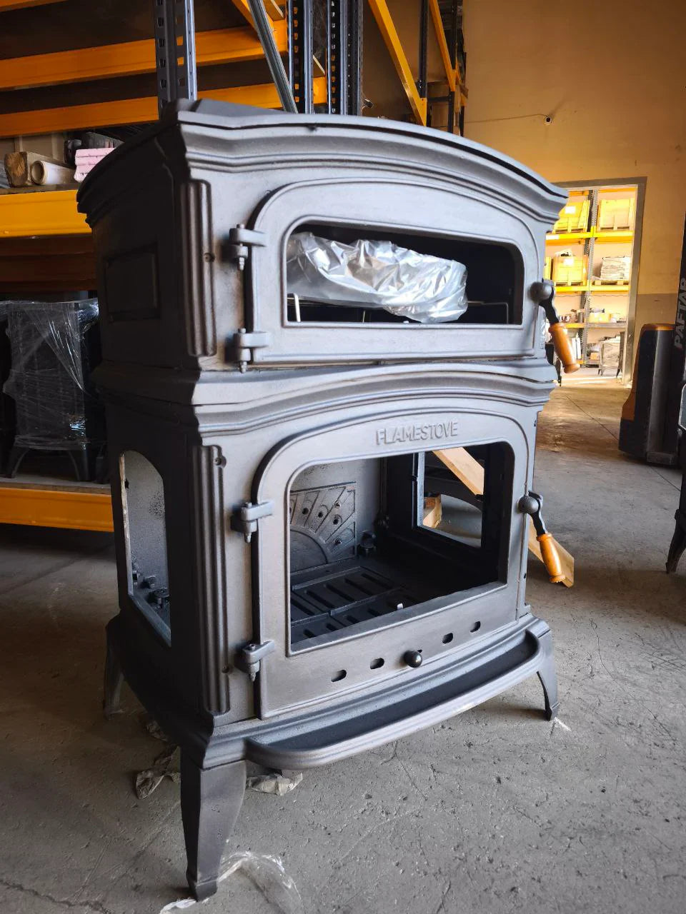 Șemineu Premium din Fontă ALTARA LUX FS-034-YKAK cu Tăviță de Cenușă Inferioară și Ușă Laterală - Eficiență Energetică Clasa A