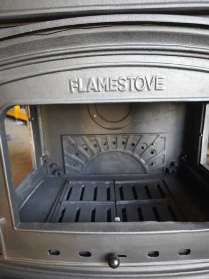 Șemineu Premium din Fontă ALTARA LUX FS-034-YKAK cu Tăviță de Cenușă Inferioară și Ușă Laterală - Eficiență Energetică Clasa A