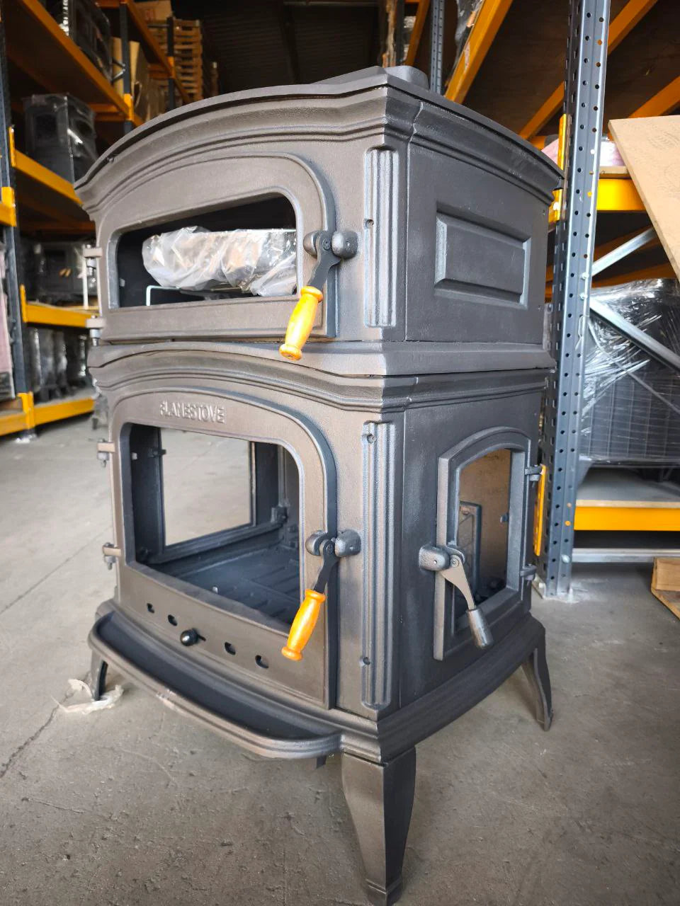 Șemineu Premium din Fontă ALTARA LUX FS-034-YKAK cu Tăviță de Cenușă Inferioară și Ușă Laterală - Eficiență Energetică Clasa A