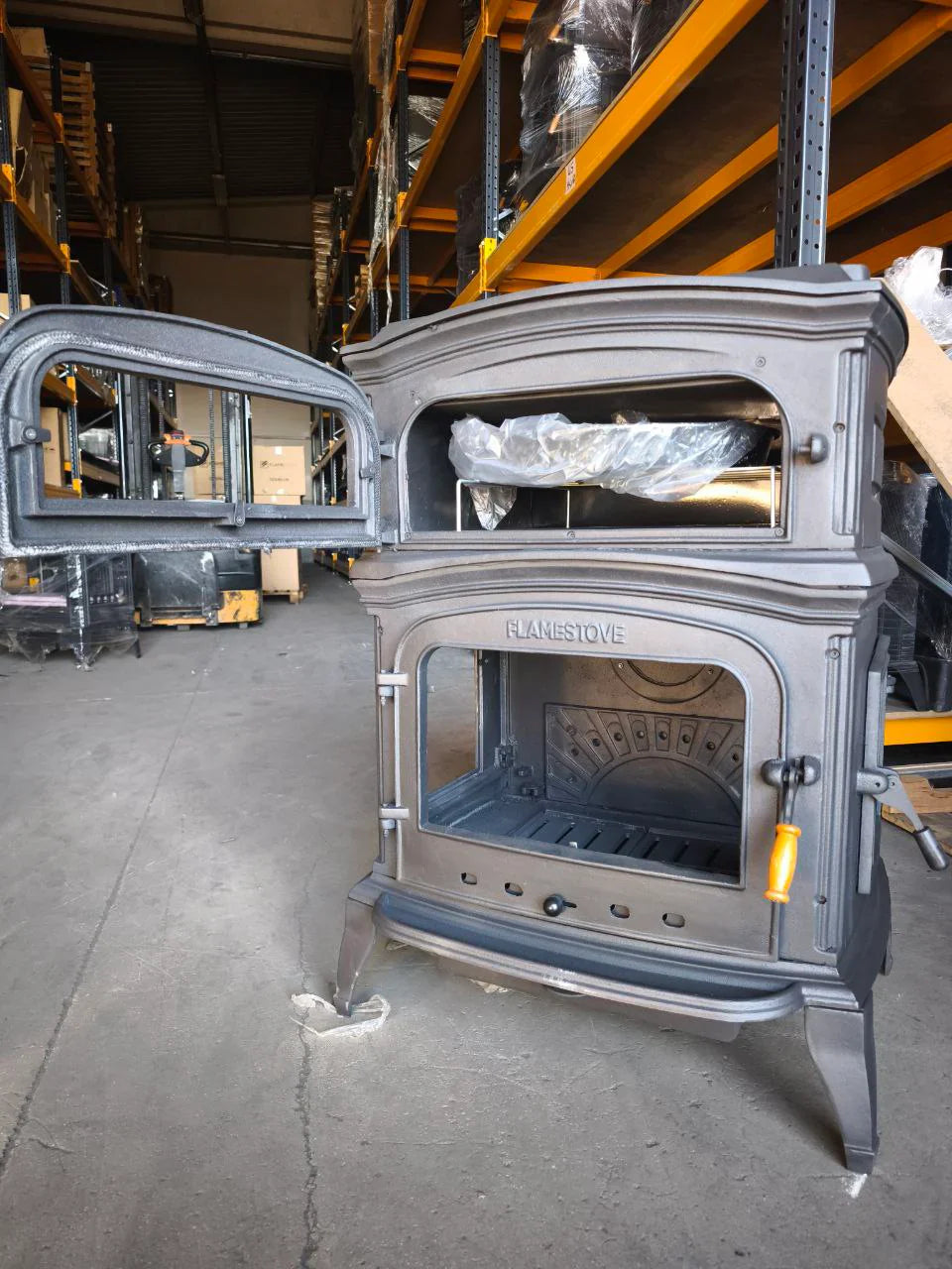 Șemineu Premium din Fontă ALTARA LUX FS-034-YKAK cu Tăviță de Cenușă Inferioară și Ușă Laterală - Eficiență Energetică Clasa A