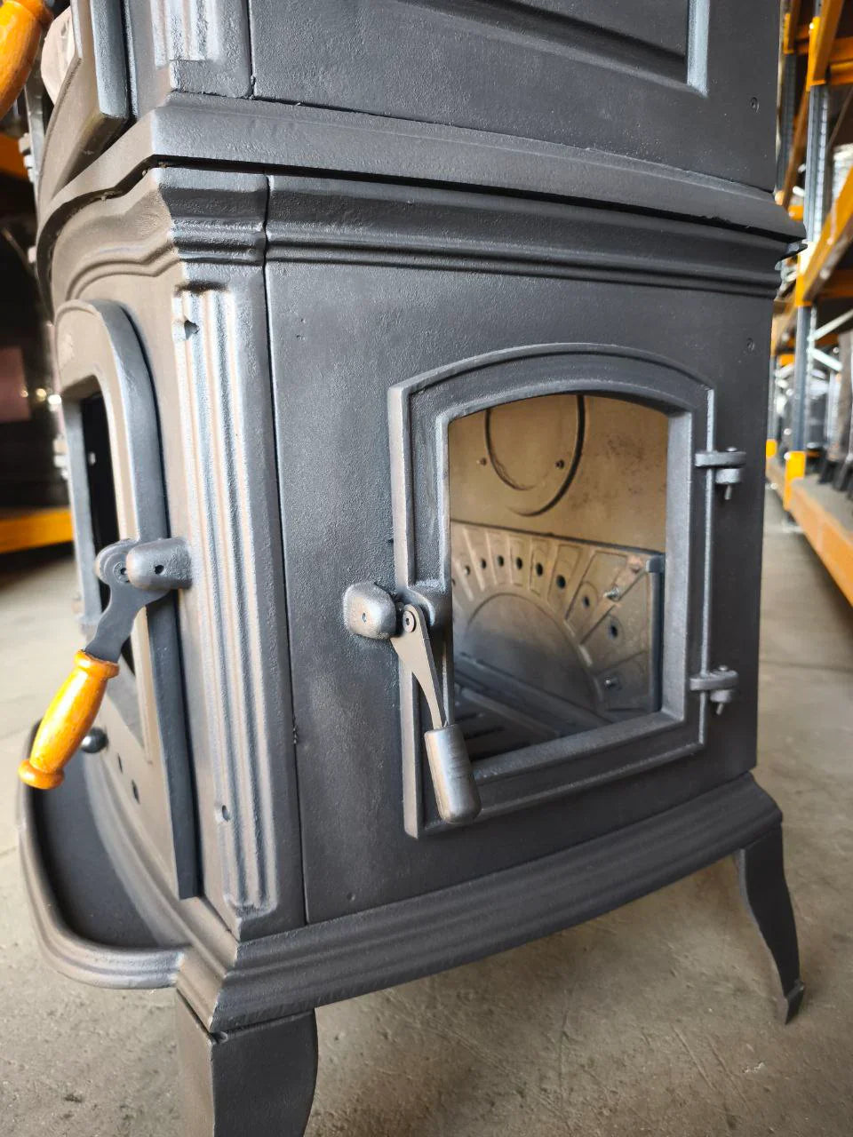 Șemineu Premium din Fontă ALTARA LUX FS-034-YKAK cu Tăviță de Cenușă Inferioară și Ușă Laterală - Eficiență Energetică Clasa A