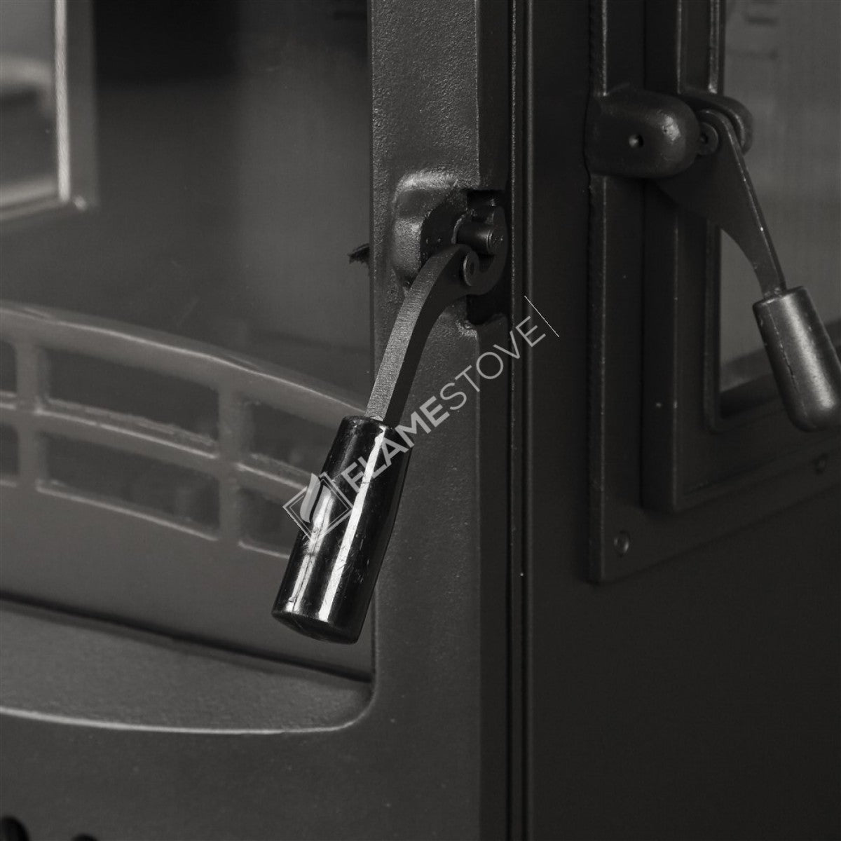 FS-204YK Lux: Soba cu Flacără de Aur, Arată Generozitatea și Eficiența Clasa A, 8 kW, 3 Geamuri Laterale, Sticlă Dublu Arsură