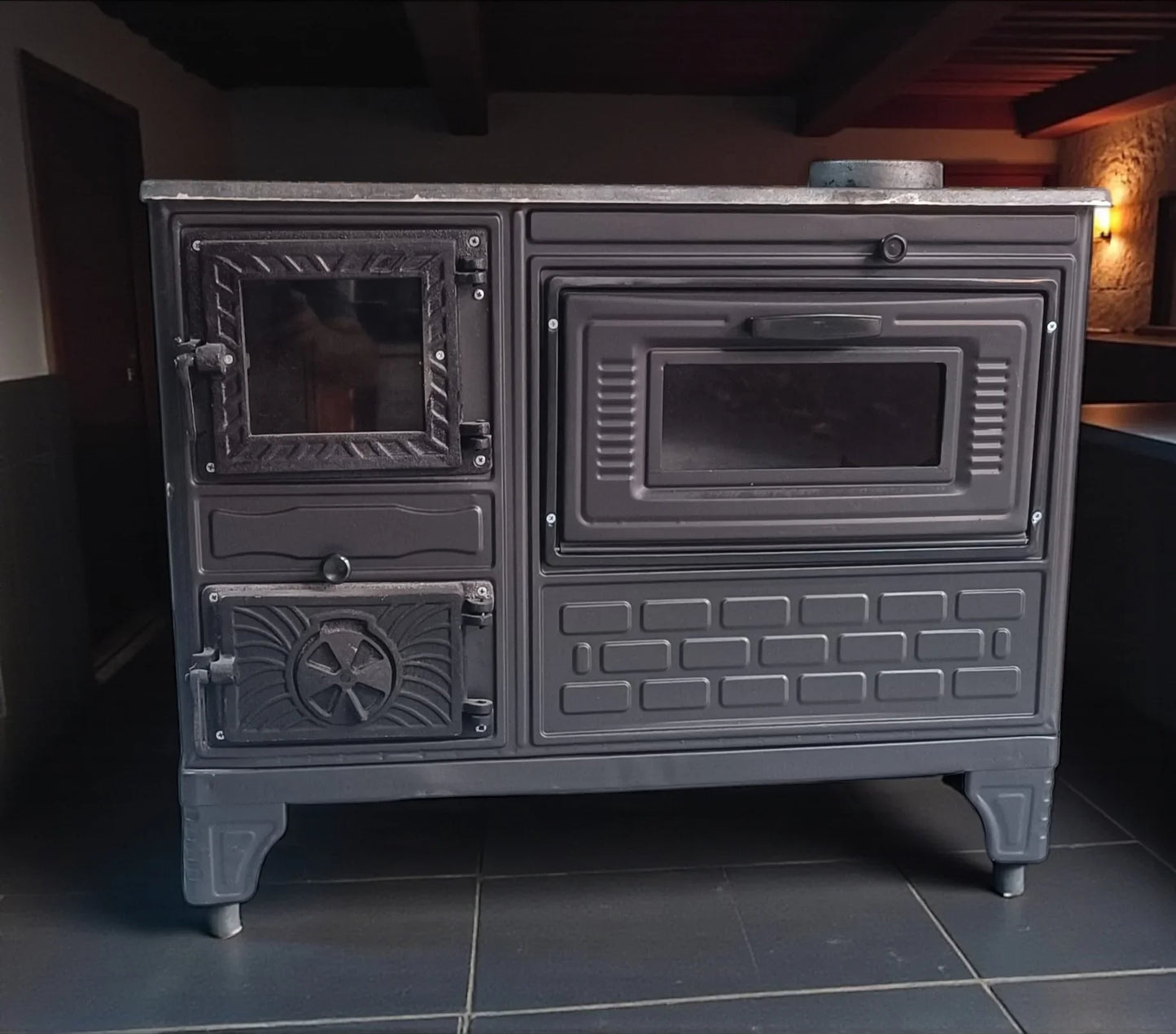 40cm Aragaz pe Lemne cu Plită din Sticlă și Uși din Fontă - Eficiență și Eleganță