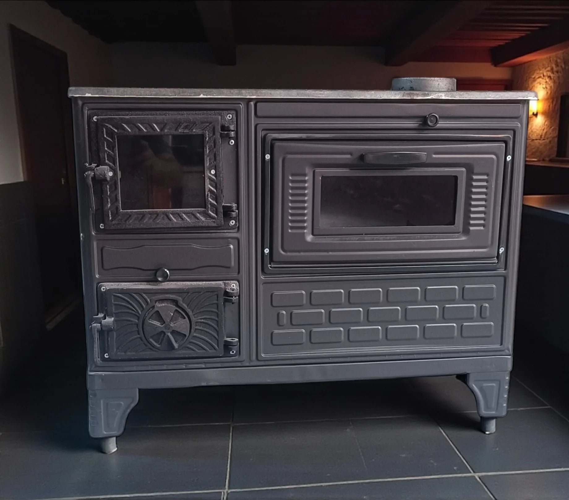 40cm Aragaz pe Lemne cu Plită din Sticlă și Uși din Fontă - Eficiență și Eleganță