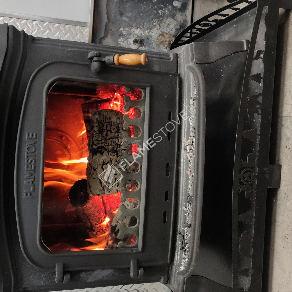 Sobă Premium Altar FS-033 – Eficiență Energetică Clasa A, Combustie Dublă, Fontă, Ideală pentru Lemn și Cărbuni