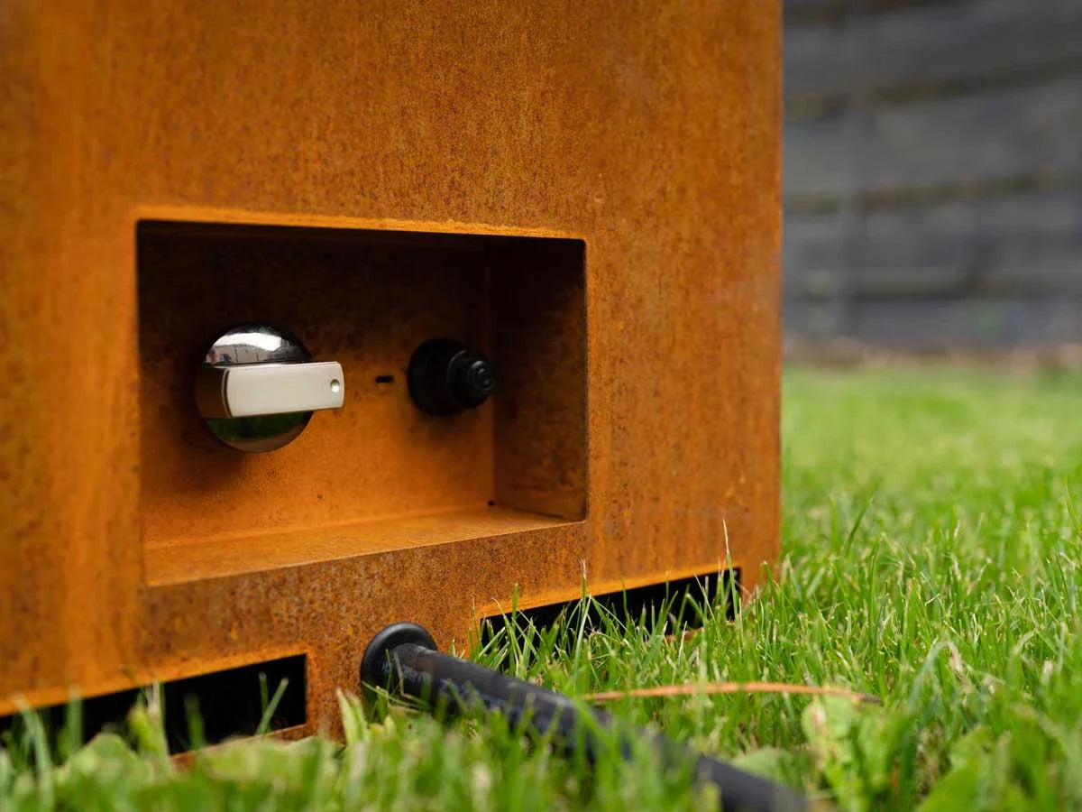 Șemineu Exterior pe Gaz Planika Galio Corten din Oțel Corten - Flacără Alungită, 13.6 kW