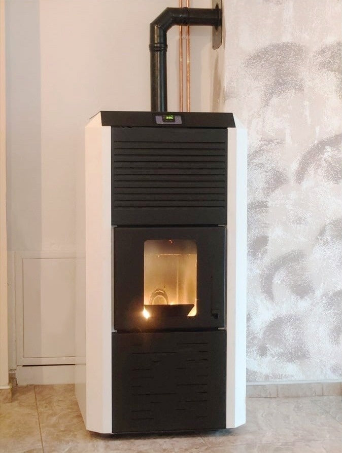 Pachet termosemineu cu peleti Termax Kamin ECO, 30 kW, 220 mp, buncar peleti 55 kg, volum apa 49 litri, diametru cos fum 80 mm, vas expansiune si pompa recirculare incluse, Alb, Grup siguranta si Boiler termoelectric Ariston 100 litri