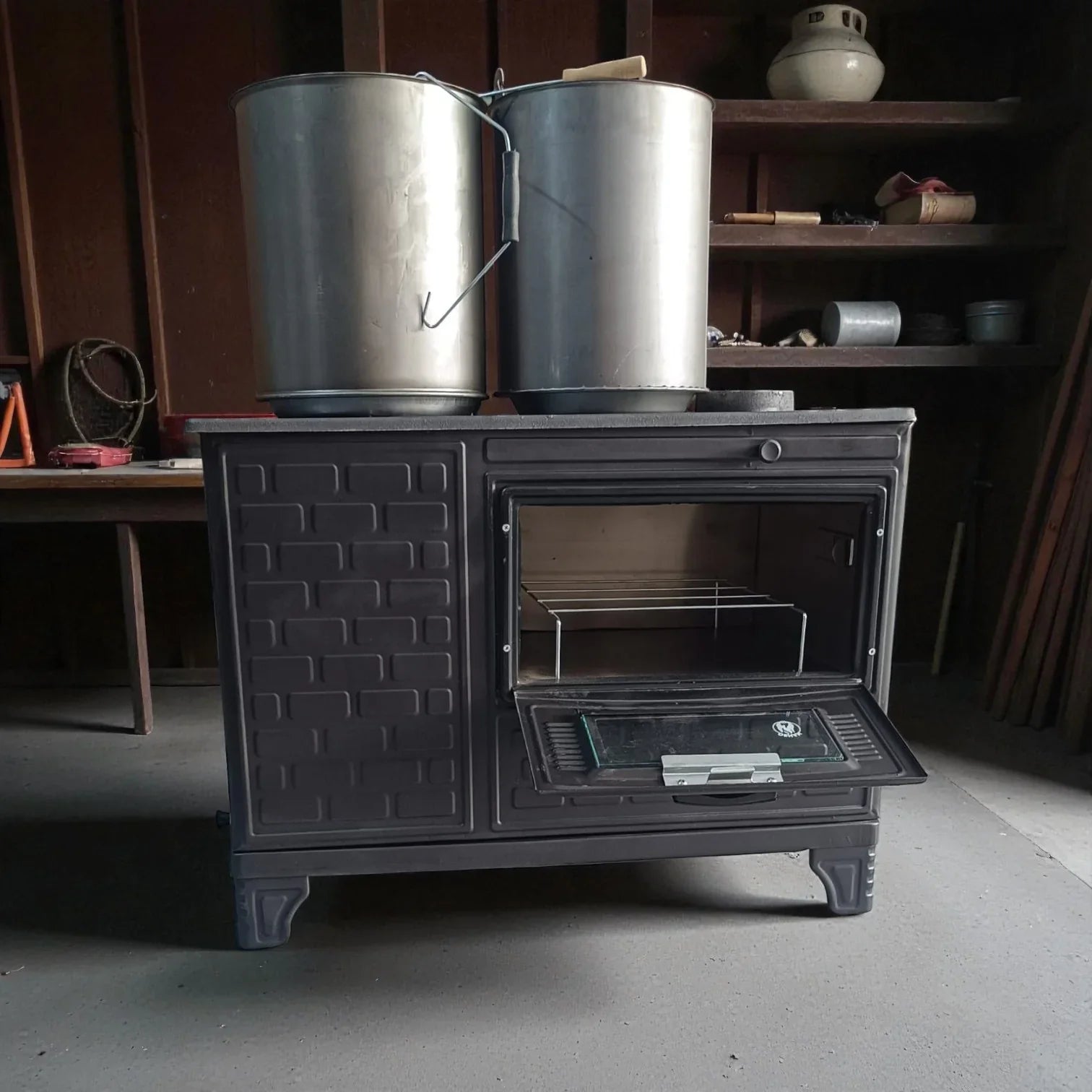 Sobă de Bucătărie Tip "Găleată" – Încălzire și Gătit Tradițional pe Lemne, 80 cm Lățime